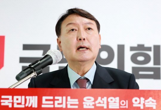 국민의힘 대선주자인 윤석열 전 검찰총장이 외교안보 공약을 발표하고 있다. 연합뉴스